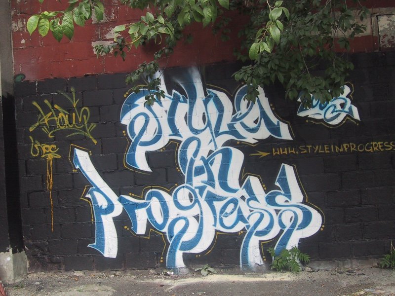 416 Graffiti Expo, Канада: сине-белый «Style in Progress» на чёрной кирпичной стене