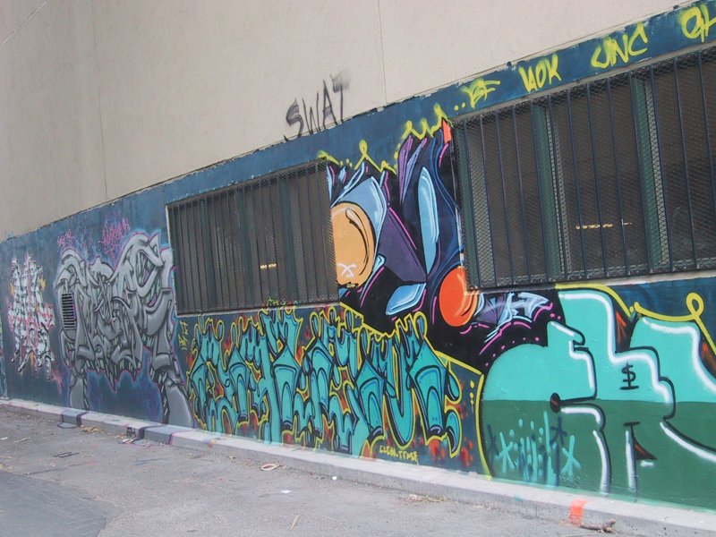 416 Grafitti Expo, Канада: стена с барьерами и ярким аниме-персонажем