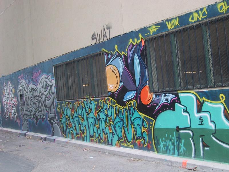 416 Grafitti Expo, Канада: стена с барьерами и ярким аниме-персонажем