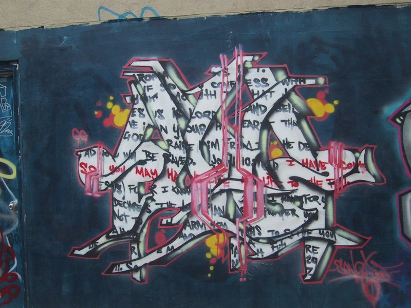 416 Grafitti Expo, Канада: белый брейкстайл с цитатами на тёмной стене
