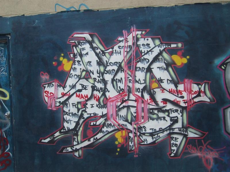 416 Grafitti Expo, Канада: белый брейкстайл с цитатами на тёмной стене