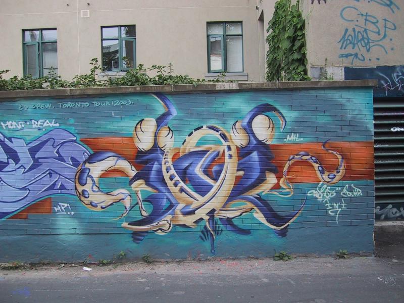 416 Grafitti Expo, Торонто, 2003: стена с бирюзовым фундаментом и сине-золотым каллиграфическим шедевром