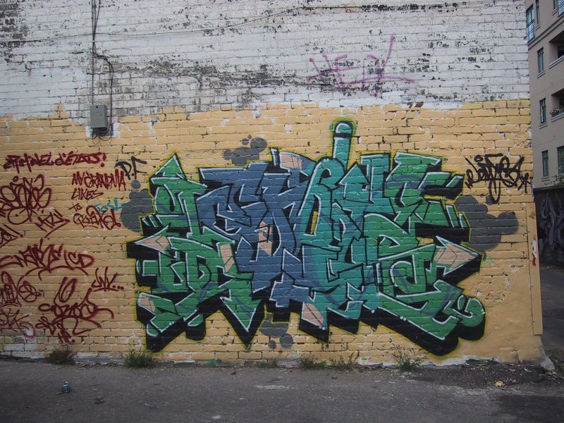 416 Grafitti Expo: зелёно-синий брейк в жёлтой стене Канады