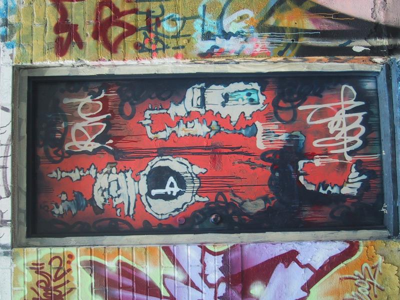 416 Grafitti Expo, Канада: дверь в красном с брызгами и «Конец»