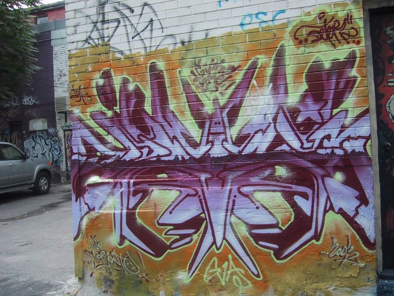 416 Grafitti Expo, Канада: фиолетово-зелёные бриллианты на кирпичной стене