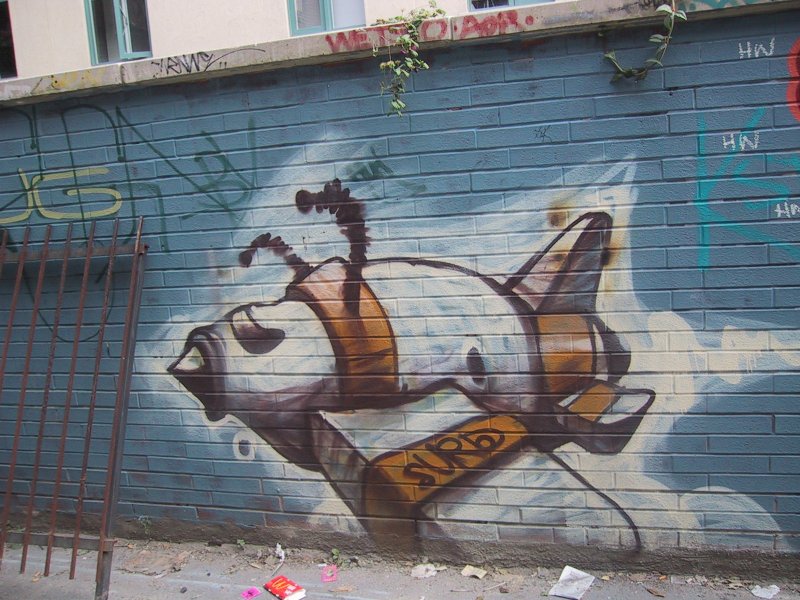 416 Grafitti Expo, Канада: бетонная стена с пчелой в оранжево-белых тонах