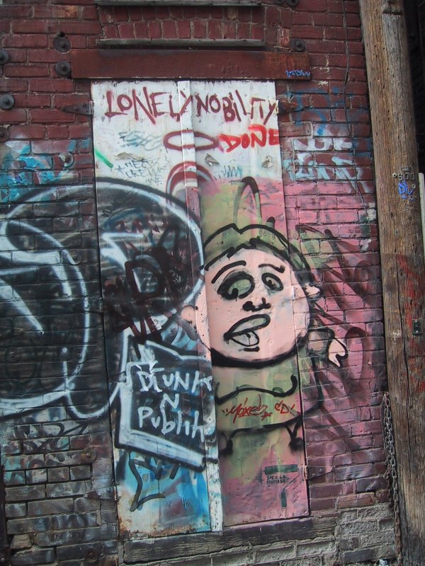 416 Grafitti Expo, Канада: дверь с мультяшным лицом и надписью 'LONELY NOBILITY'