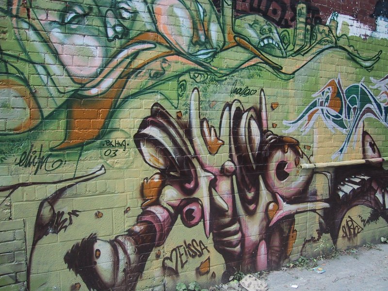 416 Grafitti Expo, Канада: зелёная стена с бурлящим граффити 2003 года