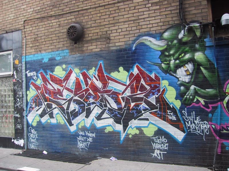 416 Graffiti Expo, Торонто: зелёный демон и брызги краски на кирпичной стене