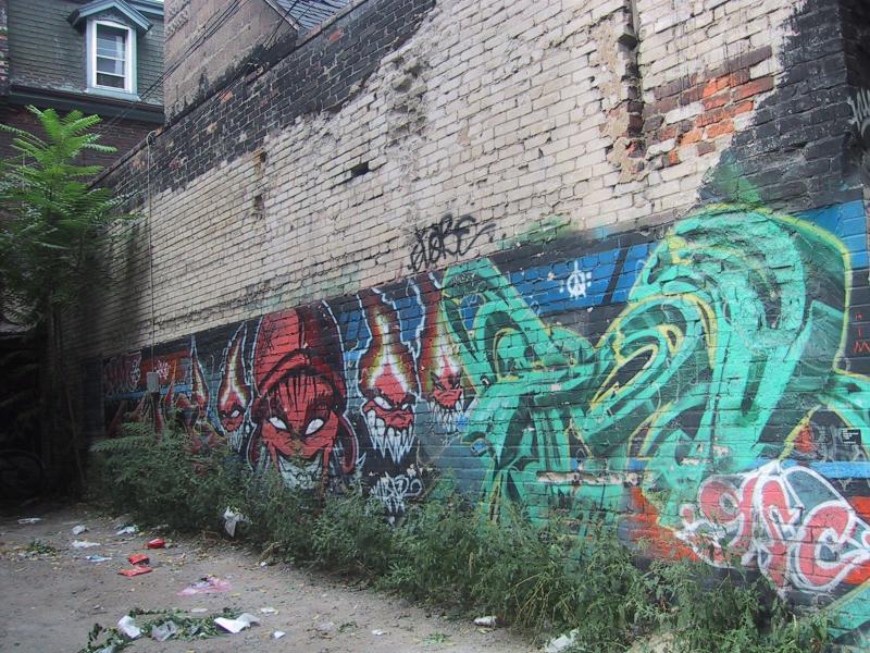 416 Grafitti Expo, Канада: стена с демонами и зелёным граffiti на кирпиче