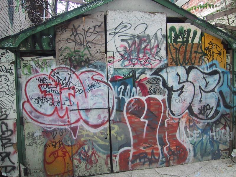 416 Grafitti Expo, Канада: стена из слоёв, клеёнок и брызг краски
