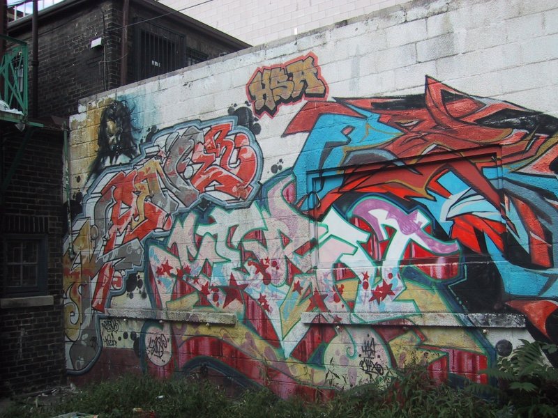 416 Grafitti Expo, Канада: стена с ярким граффити и силуэтом в костюме