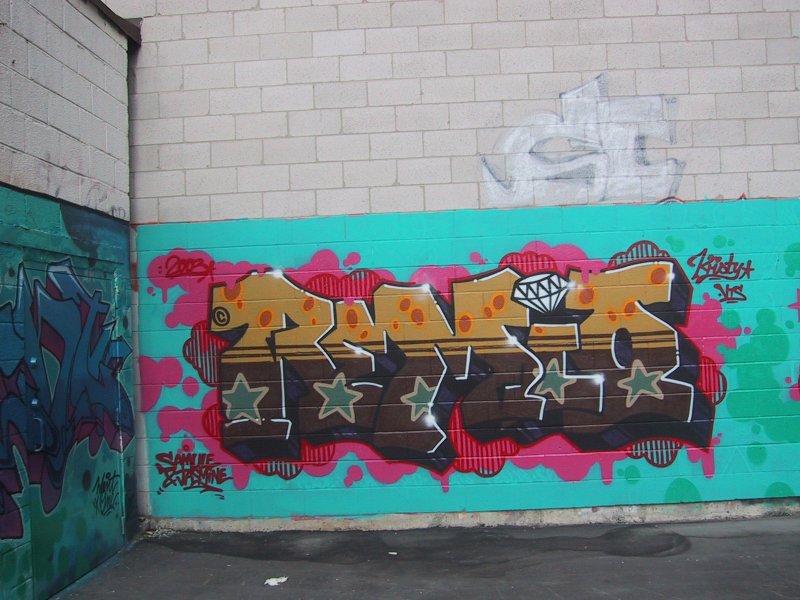 416 Grafitti Expo, Канада: бетонная стена с ярким граffiti 2003 года
