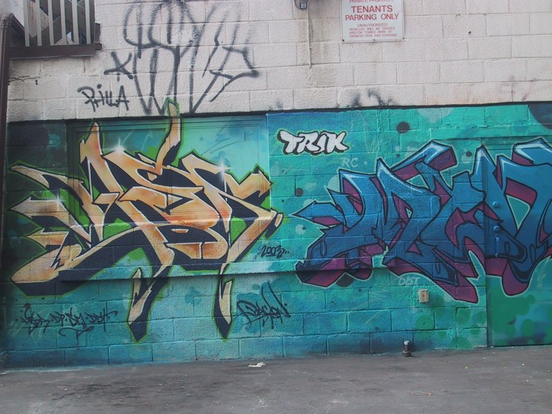 416 Grafitti Expo, Канада: стена с бирюзовым фоном и оранжево-синими надписями