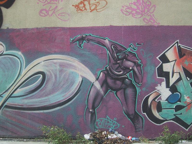 416 Grafitti Expo, Канада: фиолетовый боец в стиле 90-х на стене с мусором у подножия