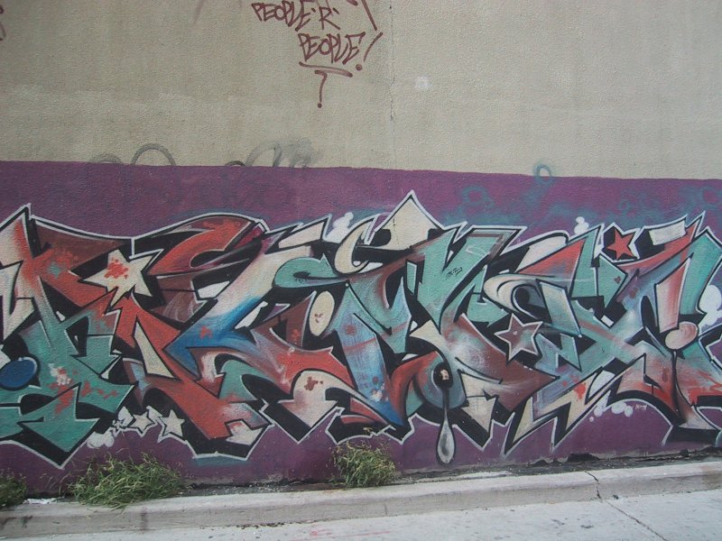 416 Grafitti Expo, Канада: фиолетовая стена с брызгами краски и звёздами