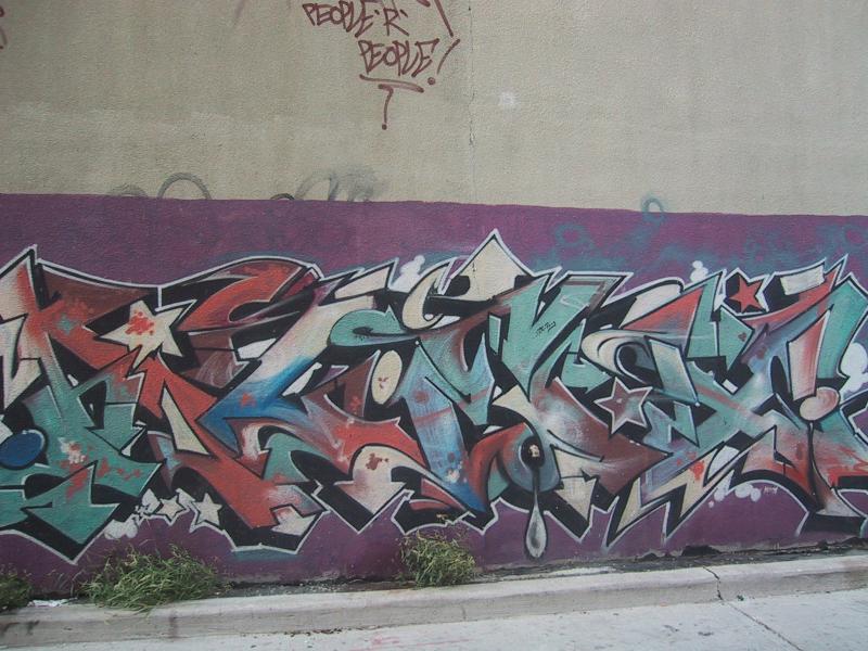 416 Grafitti Expo, Канада: фиолетовая стена с брызгами краски и звёздами