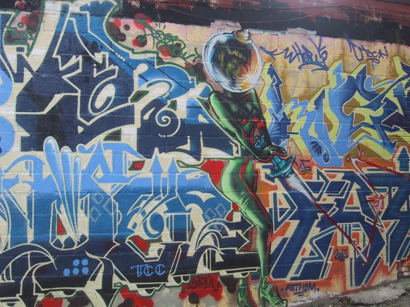 416 Grafitti Expo, Канада: зелёная фигура в шаре среди синих брейков