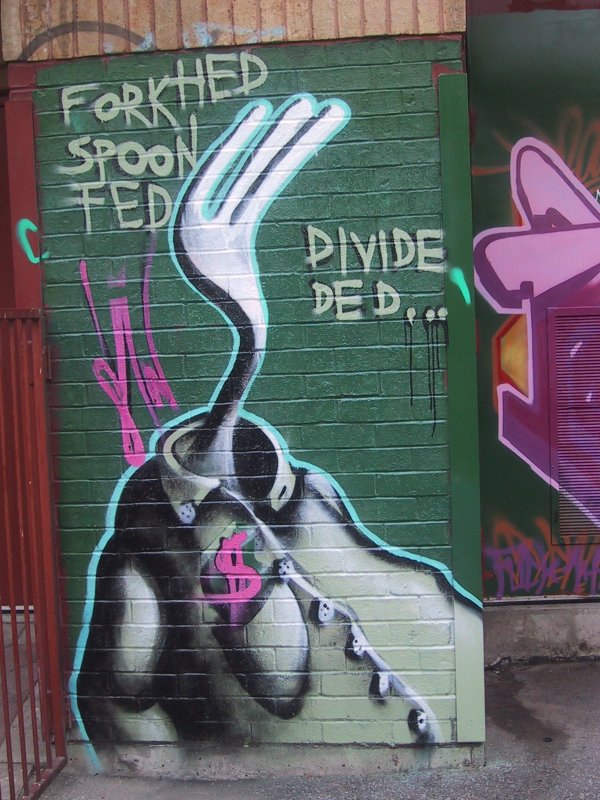 416 Grafitti Expo, Канада: зелёная стена с вилкой-головой и надписями 'FORKHED SPOON FED', 'DIVIDE DED'