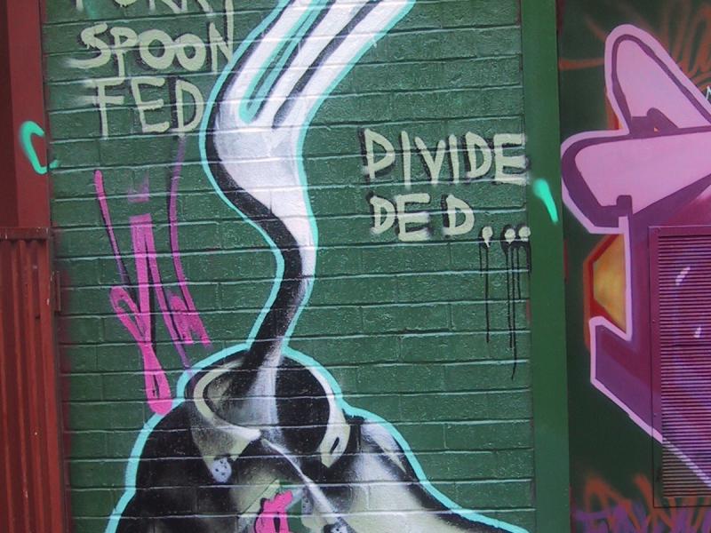 416 Grafitti Expo, Канада: зелёная стена с вилкой-головой и надписями 'FORKHED SPOON FED', 'DIVIDE DED'