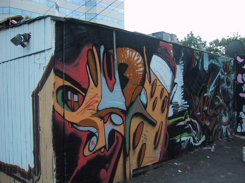 416 Grafitti Expo, Канада: стена с абстрактным граффити в тени офисного здания