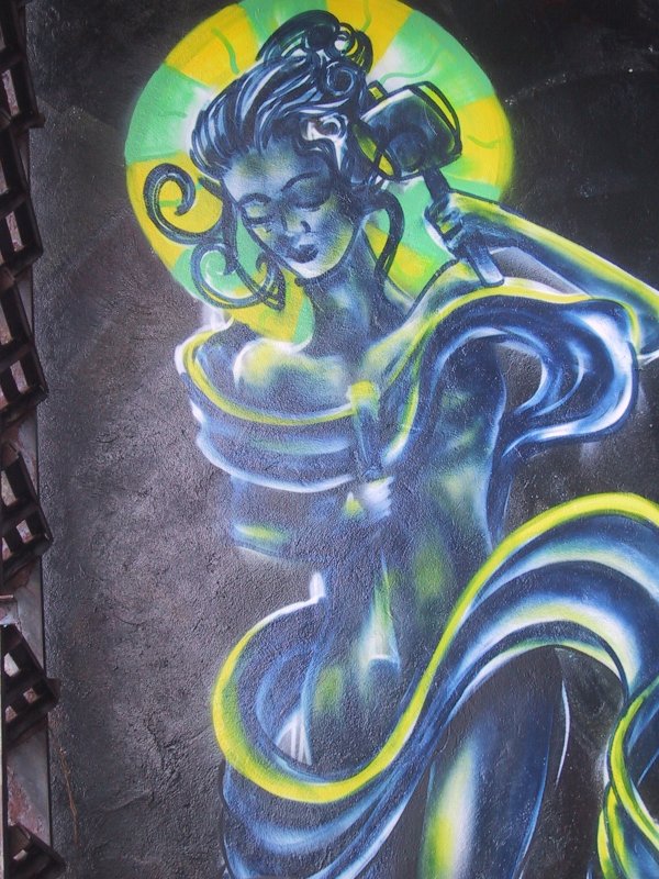 416 Grafitti Expo, Канада: сине-жёлтая фигура с молотком на фоне радиального света