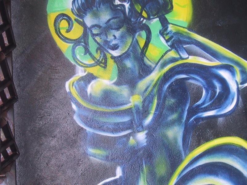 416 Grafitti Expo, Канада: сине-жёлтая фигура с молотком на фоне радиального света