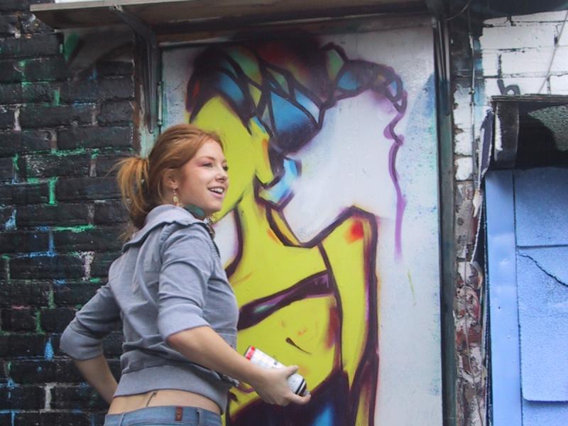 416 Graffiti Expo, Канада: женщина с баллончиком у яркой стены