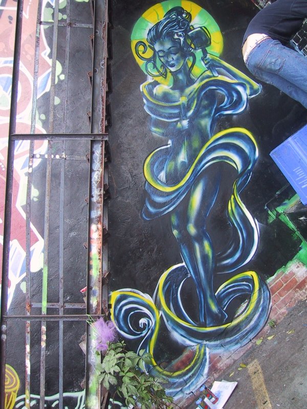 416 Graffiti Expo, Канада: женская фигура с молотом и змеевидными полосами