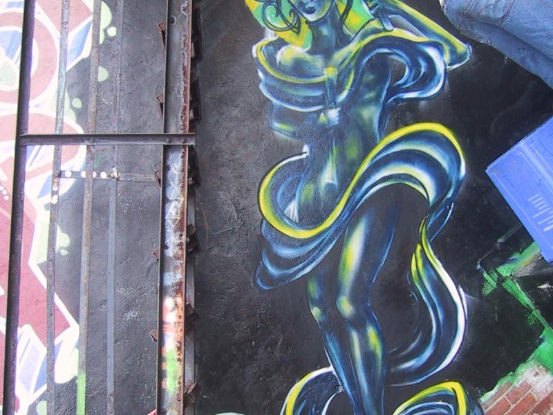 416 Graffiti Expo, Канада: женская фигура с молотом и змеевидными полосами