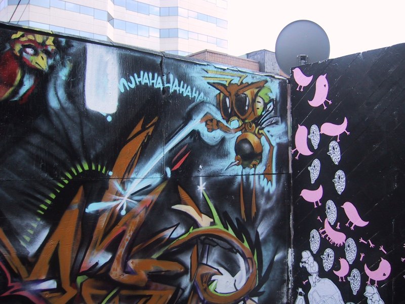 416 Graffiti Expo, Канада: бурлящая стена с пчелой и «Ну-ха-ха-ха»