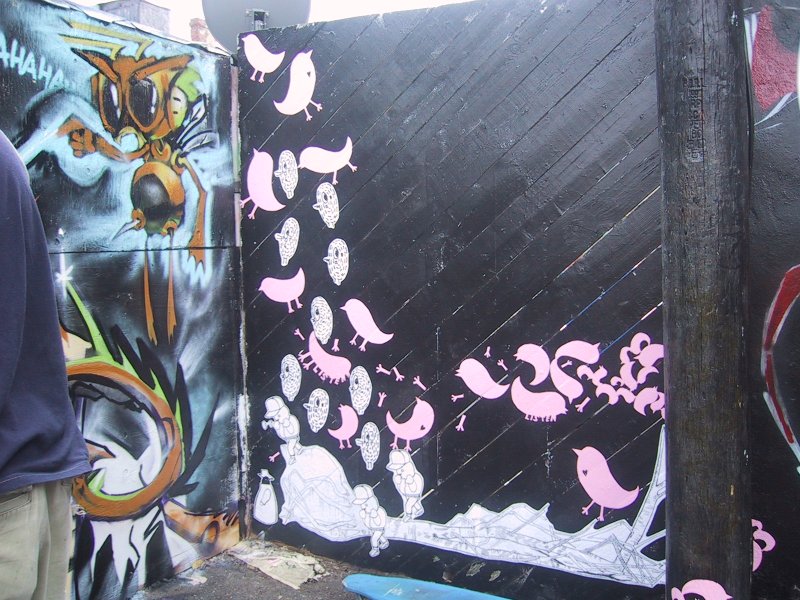 416 Grafitti Expo, Канада: розовые птицы над чёрной доской