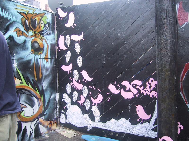 416 Grafitti Expo, Канада: розовые птицы над чёрной доской