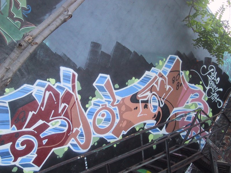 416 Grafitti Expo, Канада: бетонная стена с кубистическим граффити и надписью «Pete Johnny»