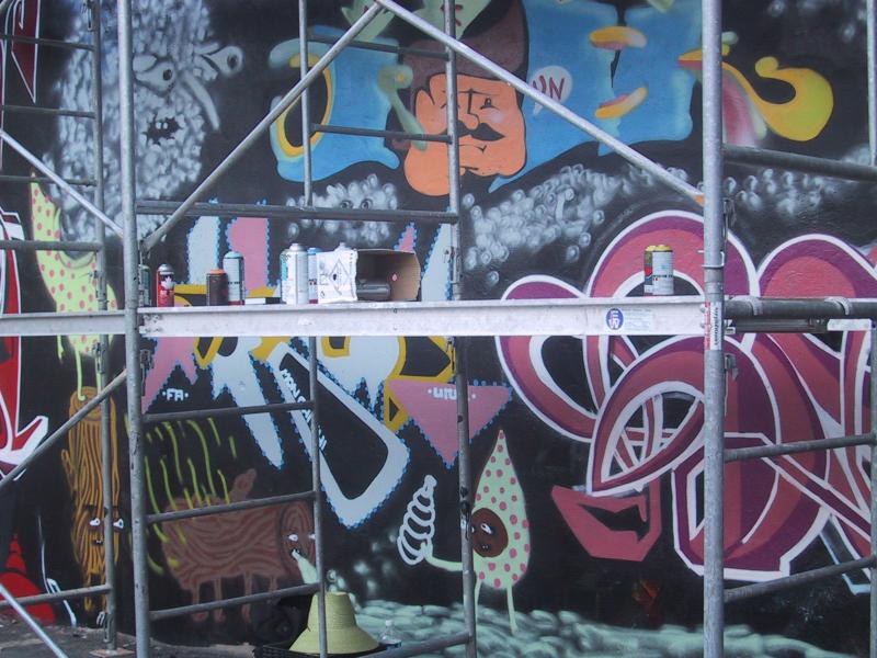 416 Grafitti Expo, Канада: лестница к цвету — балкон из красок и тени