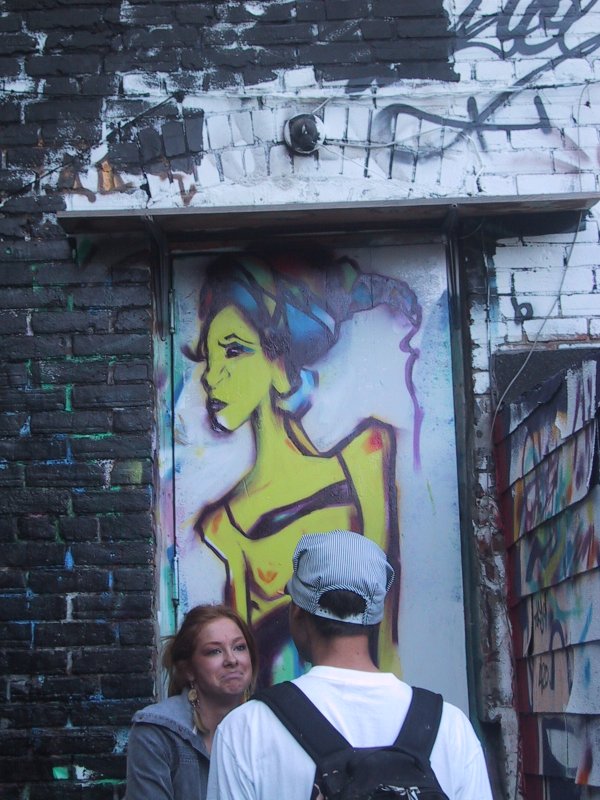 416 Grafitti Expo, Канада: женская фигура в ярких тонах на двери с граффити