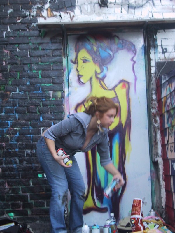 416 Graffiti Expo, Канада: женщина рисует яркую фигуру на двери