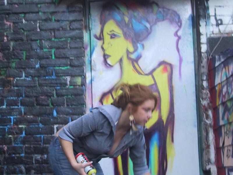 416 Graffiti Expo, Канада: женщина рисует яркую фигуру на двери
