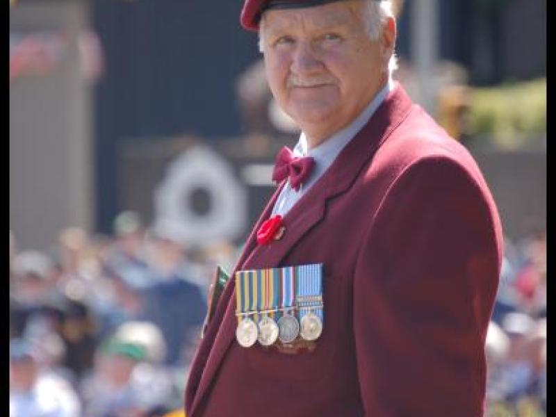 Anniversary Of Dieppe в Канаде: ветеран в бордовом костюме с медалями