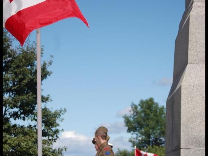 Dieppe Anniversary: канадский солдат в форме 1940-х у монумента