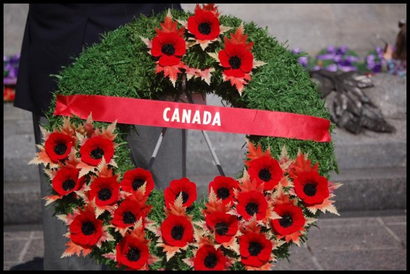 Венок с надписью «CANADA» на церемонии памяти в Диппе