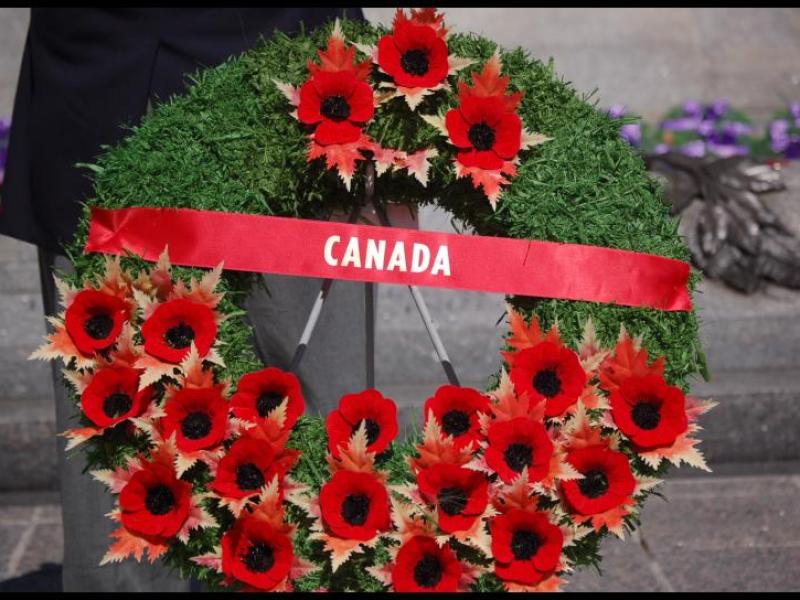 Венок с надписью «CANADA» на церемонии памяти в Диппе