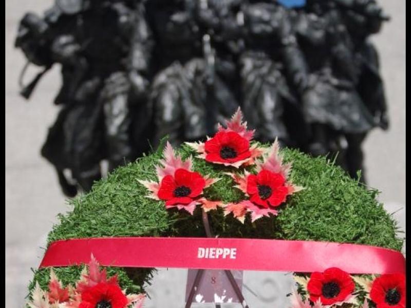 Венок у памятника в Канаде к 78-й годовщине высадки в Дьеппе