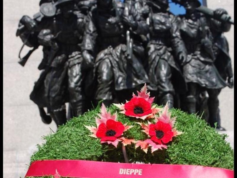 Мемориал в Диппе: венок с красными маками у памятника солдатам