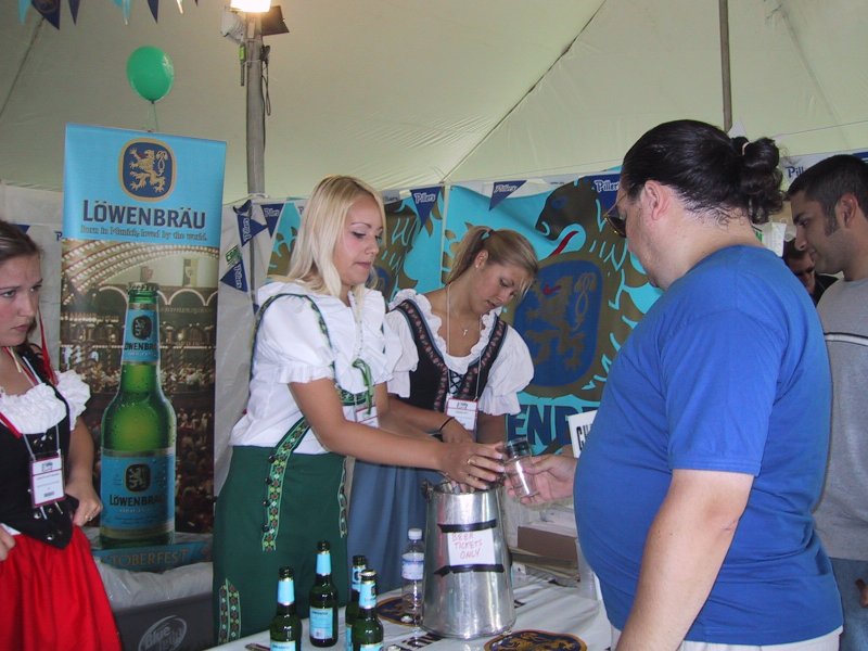 Beer Fest 2004 в Канаде: служанки в традиционных костюмах подают пиво Löwenbräu