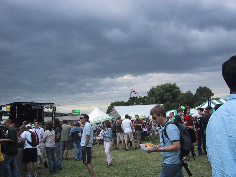 Канадский Beer Fest 2004: толпа под тяжёлыми облаками у сцены и британского флага