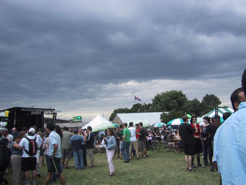 Beer Fest 2004 в Канаде: толпа под тяжёлыми облаками у сцены и палаток