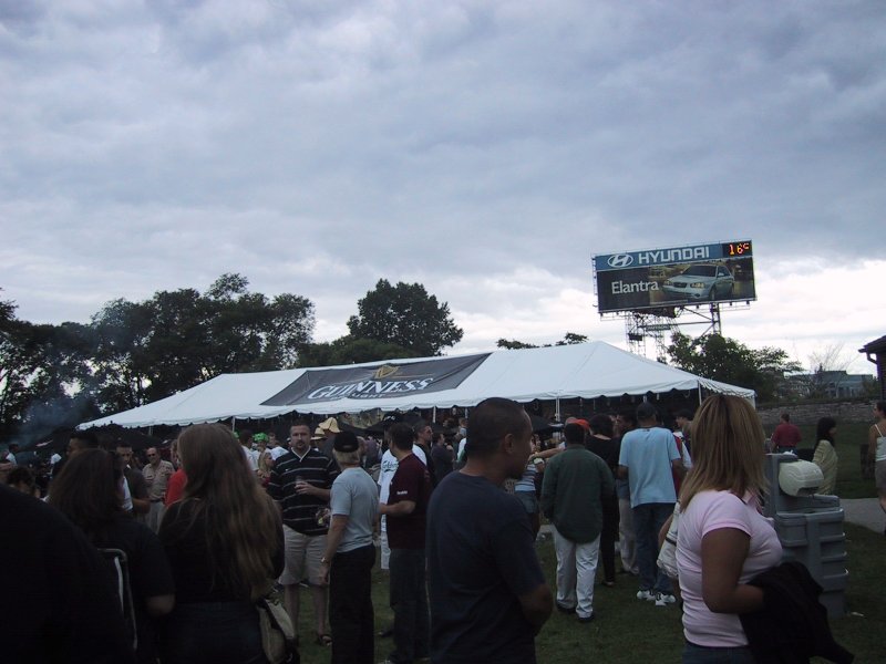 Beer Fest 2004 в Канаде: белая палатка с баннером Guinness и реклама Hyundai Elantra
