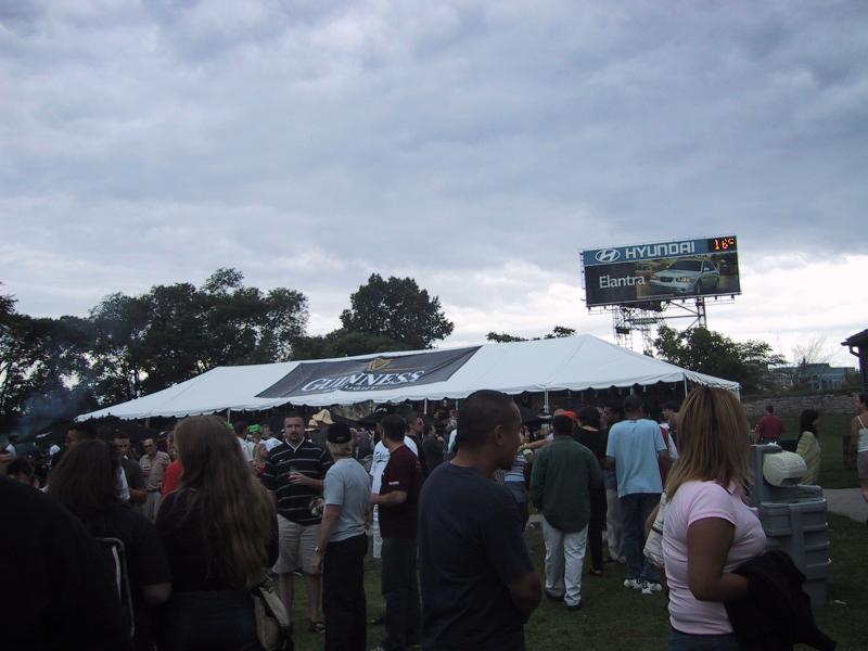 Beer Fest 2004 в Канаде: белая палатка с баннером Guinness и реклама Hyundai Elantra