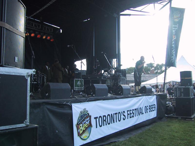 Toronto's Festival of Beer 2004: сцена на открытом воздухе, стадионная архитектура и звуковое оборудование